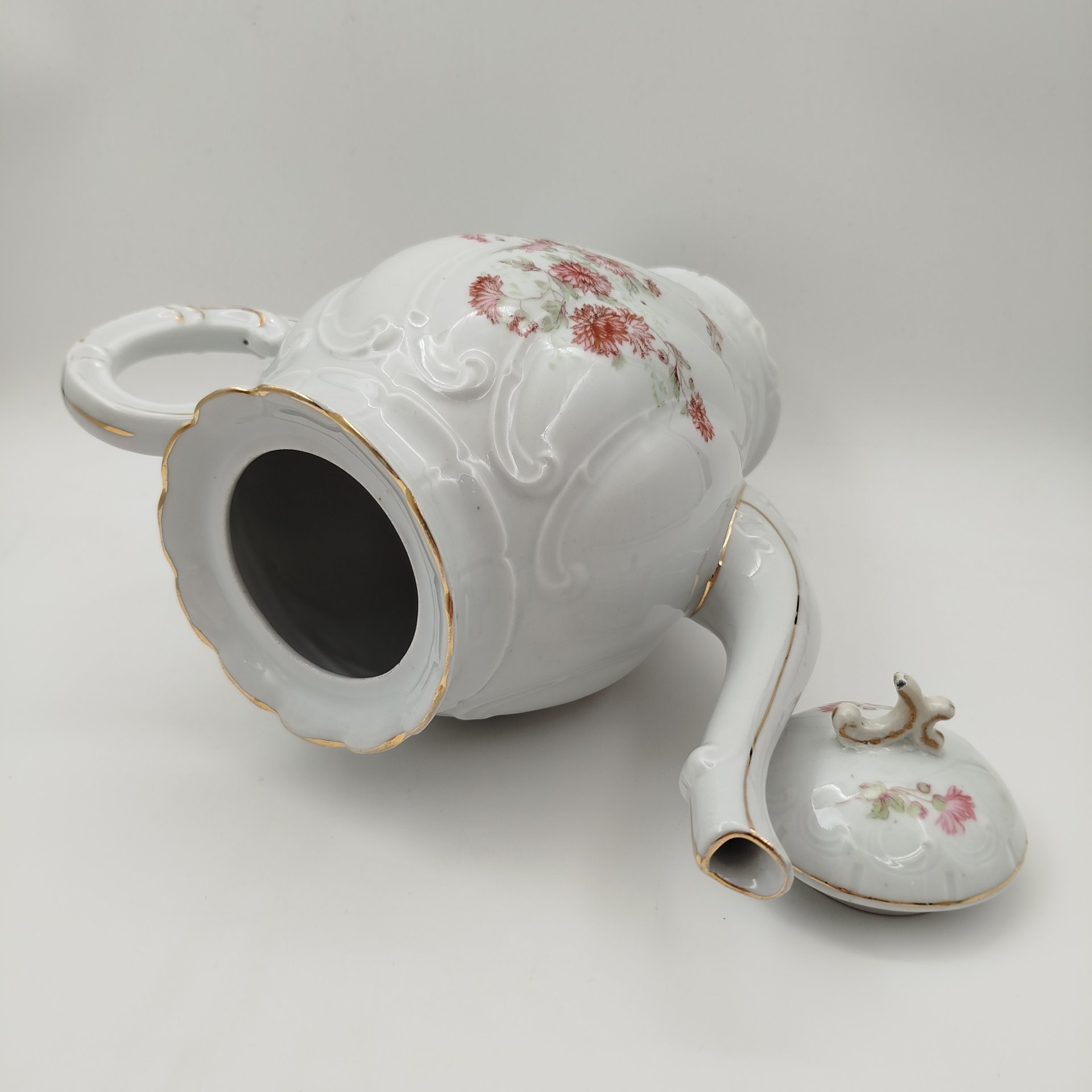 Чайник (кофейник), украшенный ажурным рельефным декором и цветами на тулове