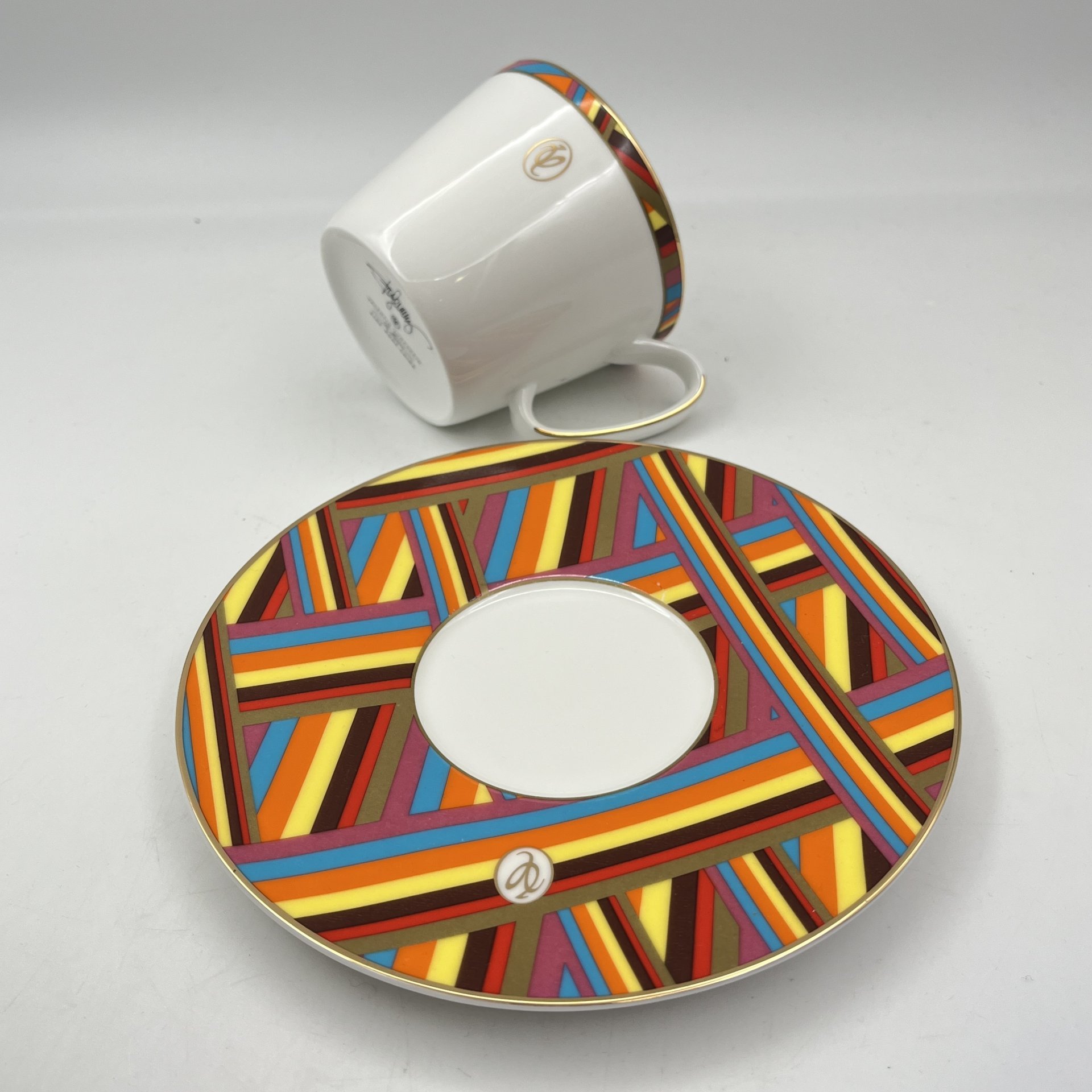 Чайная пара "La Maison" с ярким абстрактным орнаментом, фарфор, деколь, золочение, Valentin Yudashkin (Валентин Юдашкин), Российская Федерация, 2000-2015 гг.