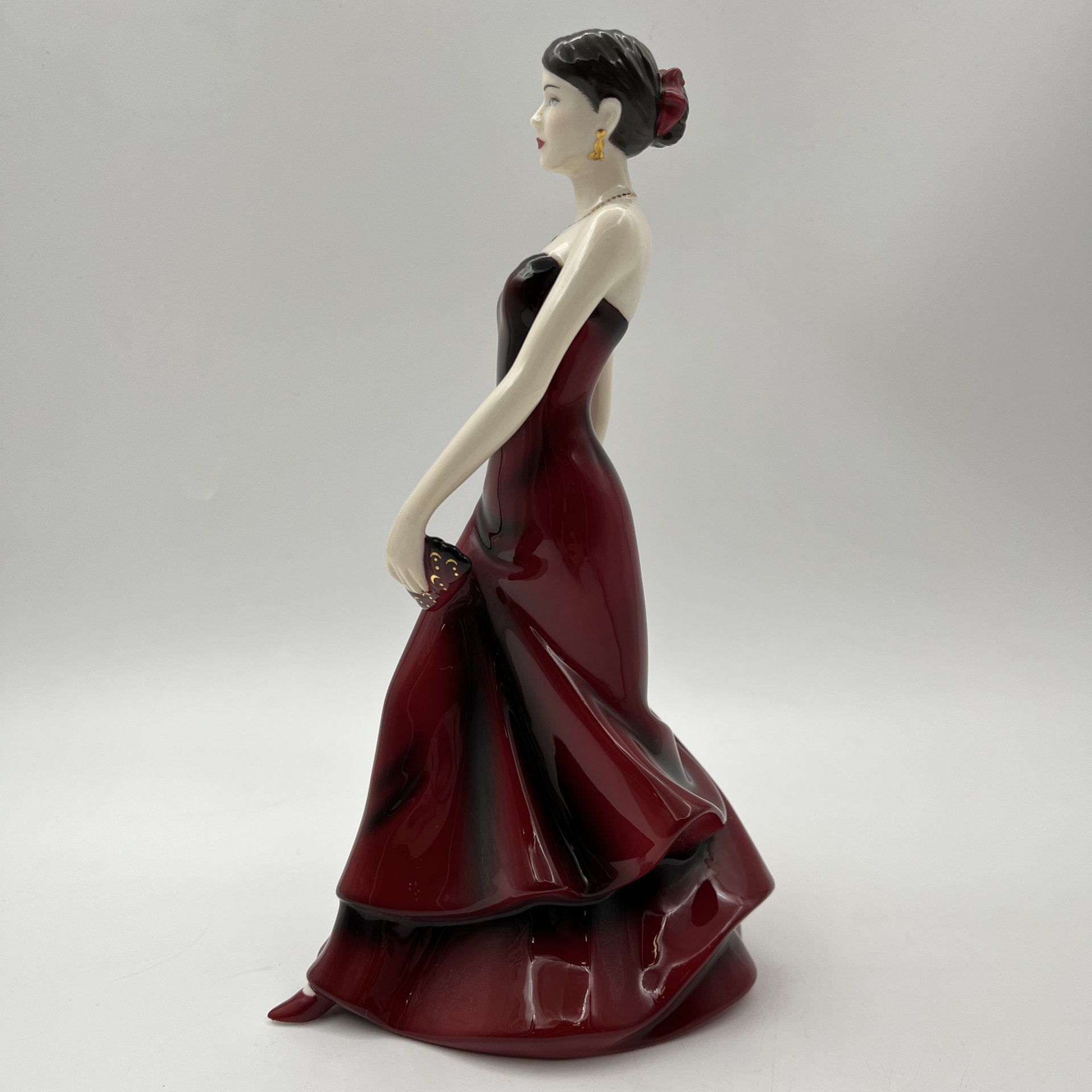 Статуэтка "Samantha" из серии "Pretty Ladies" ("Девушка в красном платье"), фарфор, роспись, Royal Doulton, Великобритания, 2000-2010 гг.