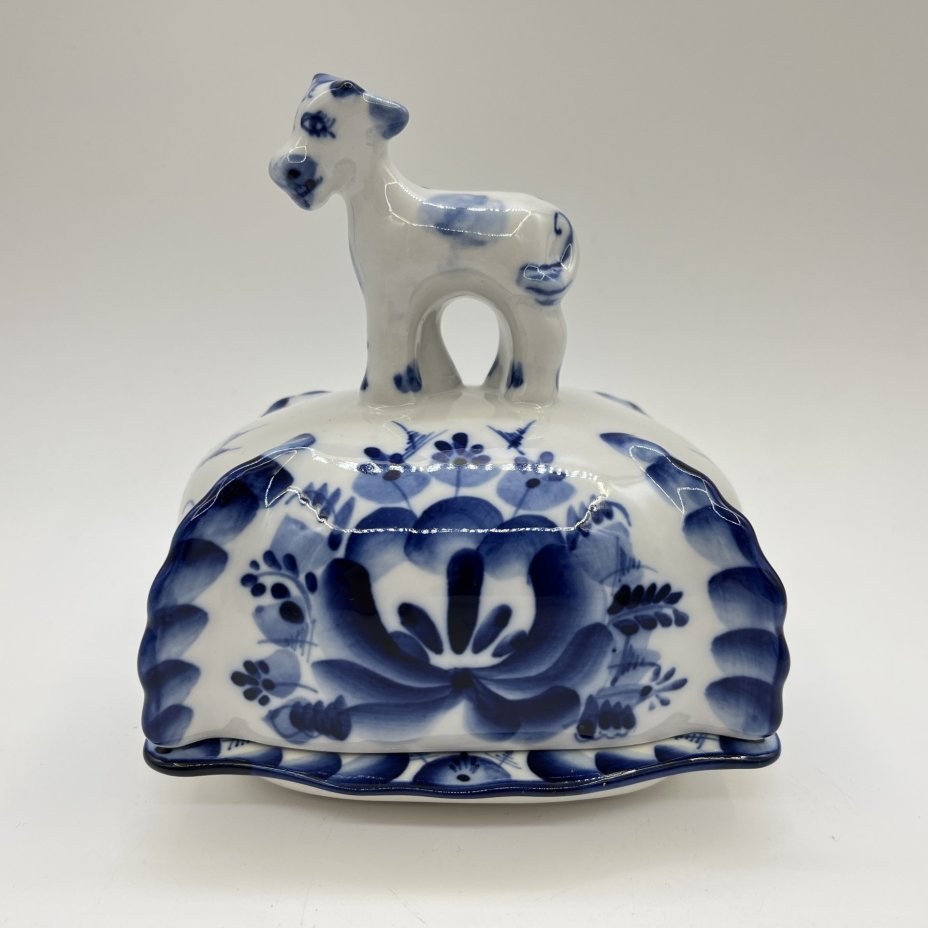 Маслёнка с крышкой, украшенной фигурной ручкой в виде коровы, автор Бидак, исполнитель Медина, фарфор, роспись, Объединение «Гжель», Россия, 2000-2010 гг.