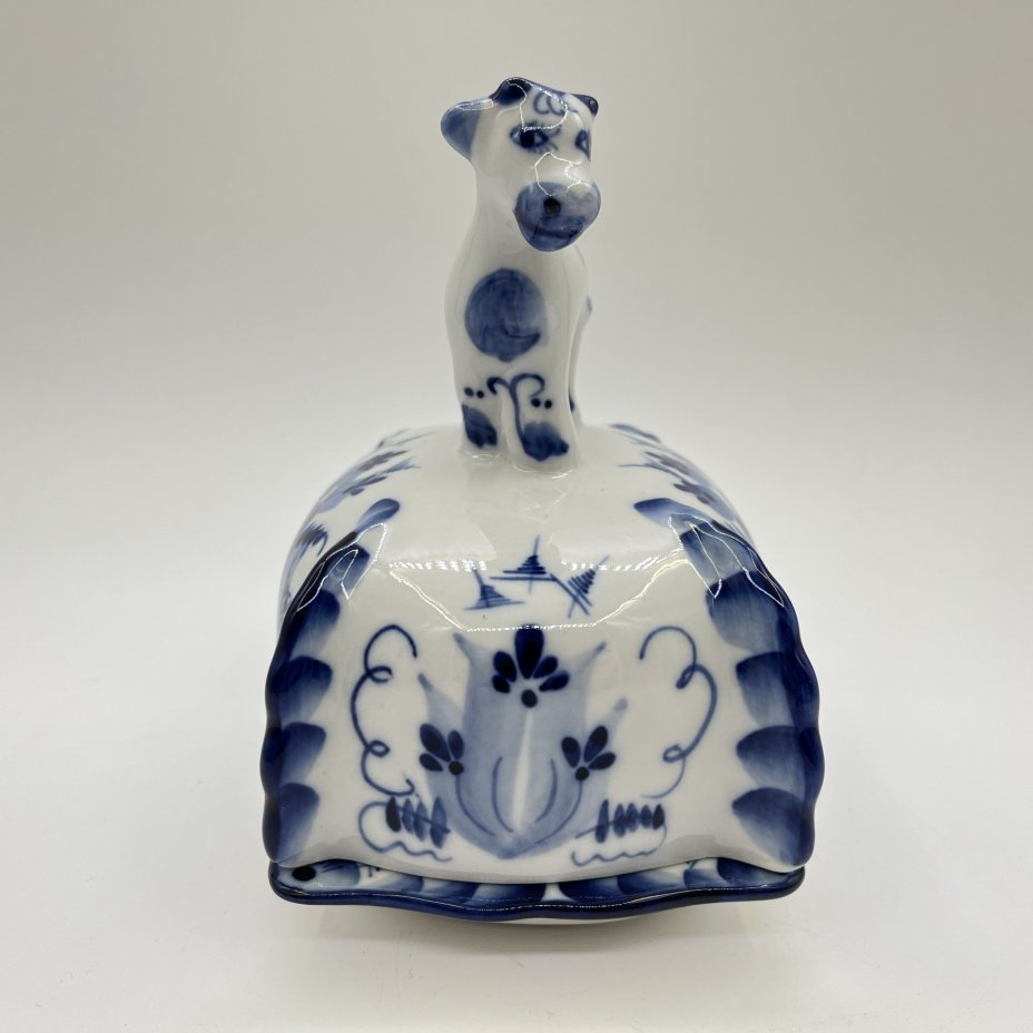 Маслёнка с крышкой, украшенной фигурной ручкой в виде коровы, автор Бидак, исполнитель Медина, фарфор, роспись, Объединение «Гжель», Россия, 2000-2010 гг.