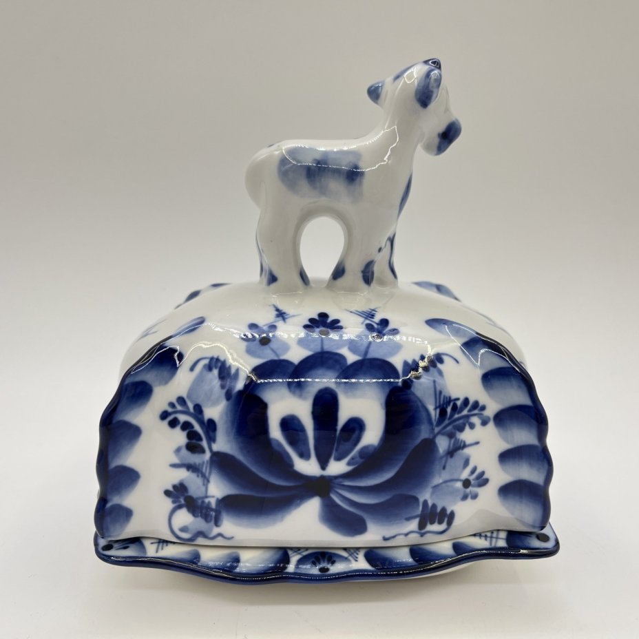 Маслёнка с крышкой, украшенной фигурной ручкой в виде коровы, автор Бидак, исполнитель Медина, фарфор, роспись, Объединение «Гжель», Россия, 2000-2010 гг.