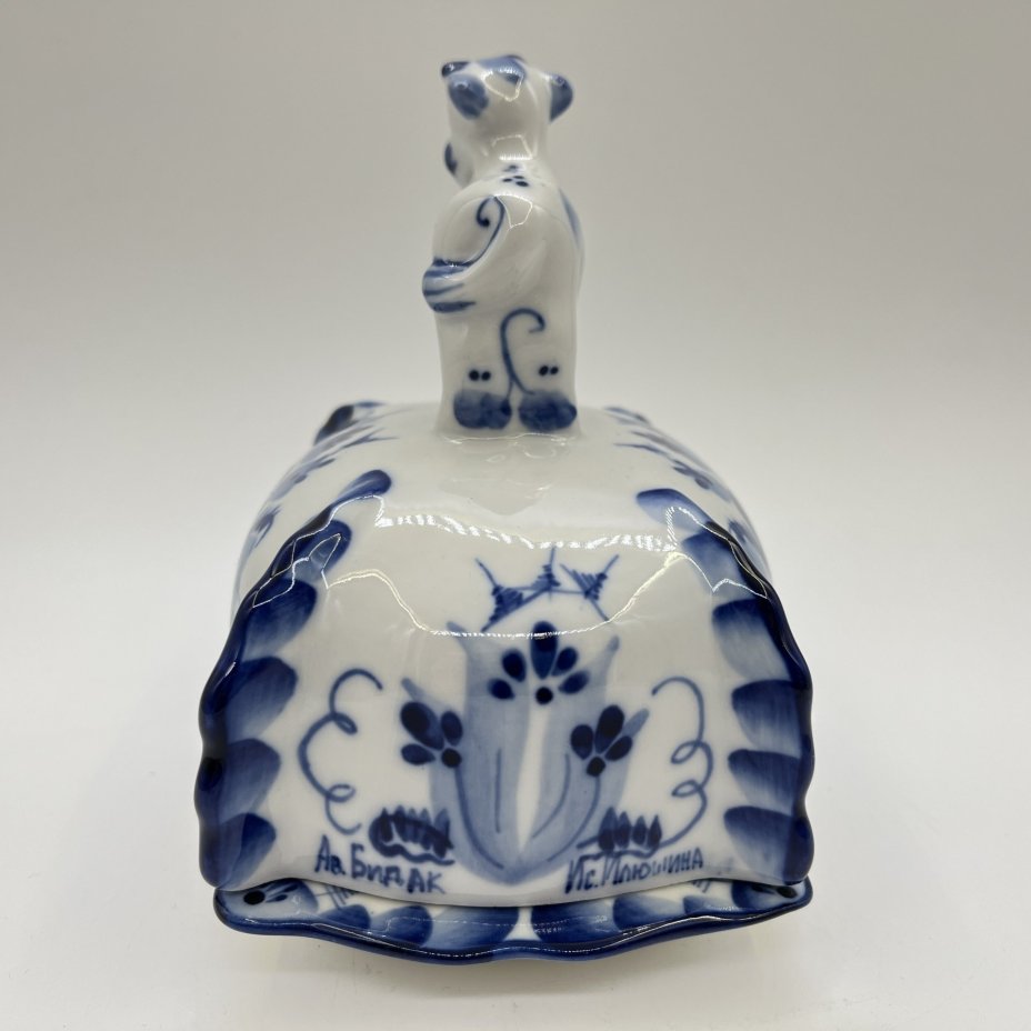 Маслёнка с крышкой, украшенной фигурной ручкой в виде коровы, автор Бидак, исполнитель Медина, фарфор, роспись, Объединение «Гжель», Россия, 2000-2010 гг.