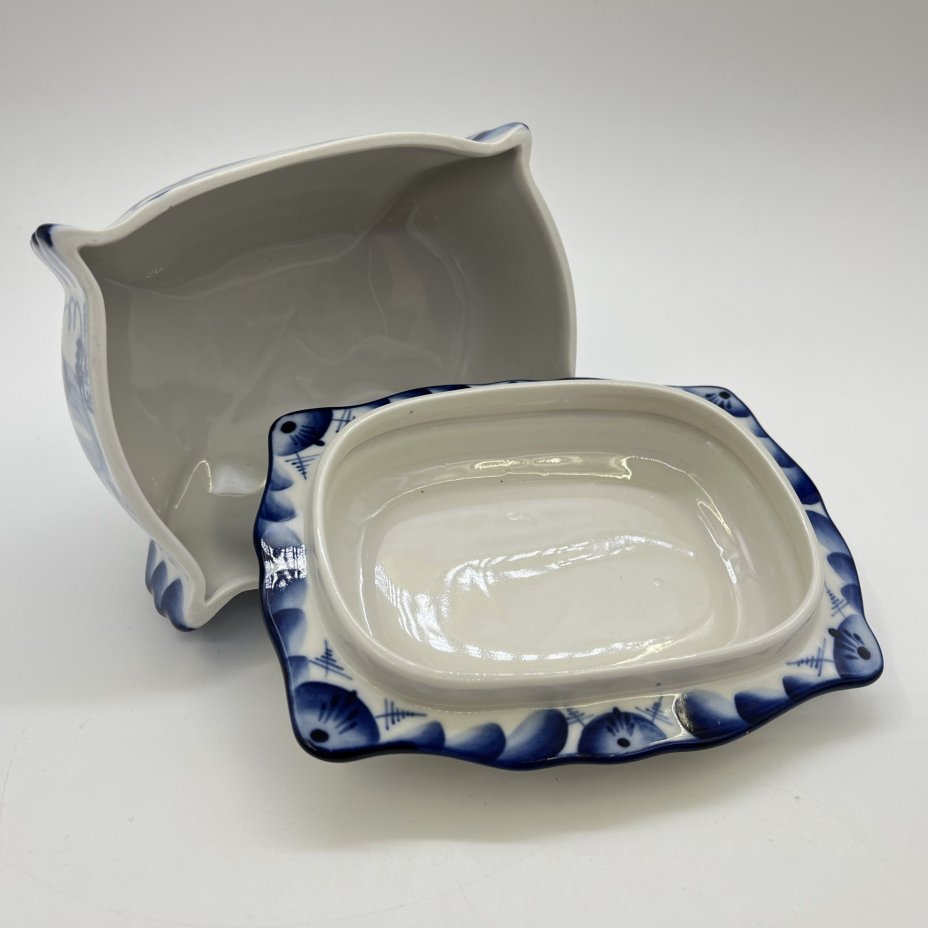 Маслёнка с крышкой, украшенной фигурной ручкой в виде коровы, автор Бидак, исполнитель Медина, фарфор, роспись, Объединение «Гжель», Россия, 2000-2010 гг.