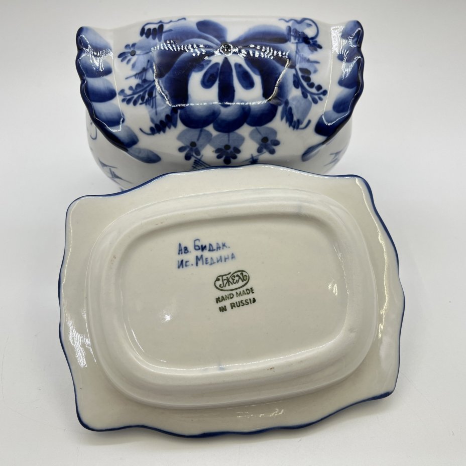 Маслёнка с крышкой, украшенной фигурной ручкой в виде коровы, автор Бидак, исполнитель Медина, фарфор, роспись, Объединение «Гжель», Россия, 2000-2010 гг.