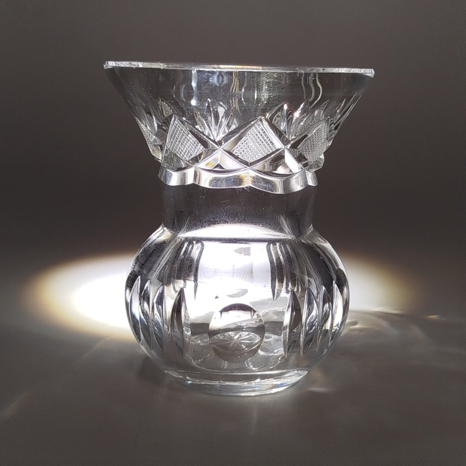 Вазочка для небольшого букета с резным геометрическим декором