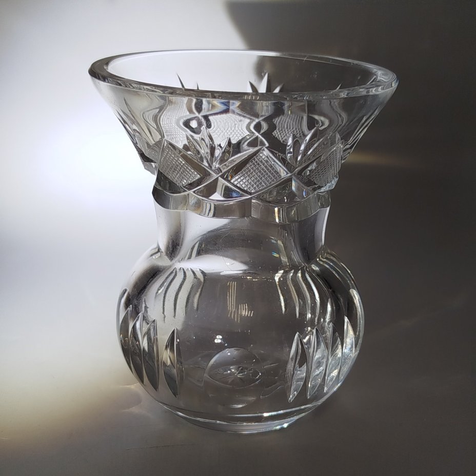 Вазочка для небольшого букета с резным геометрическим декором