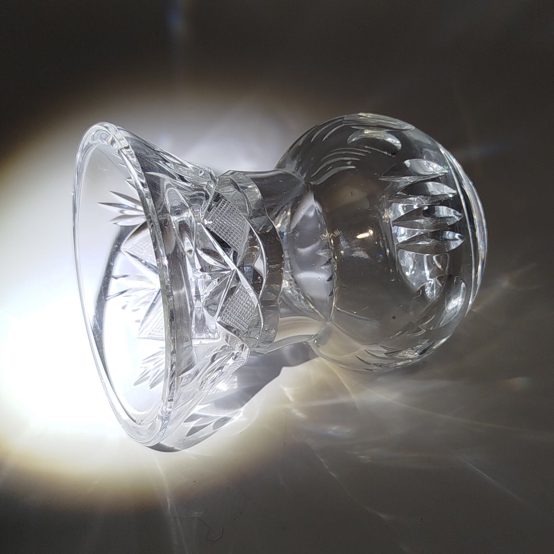 Вазочка для небольшого букета с резным геометрическим декором