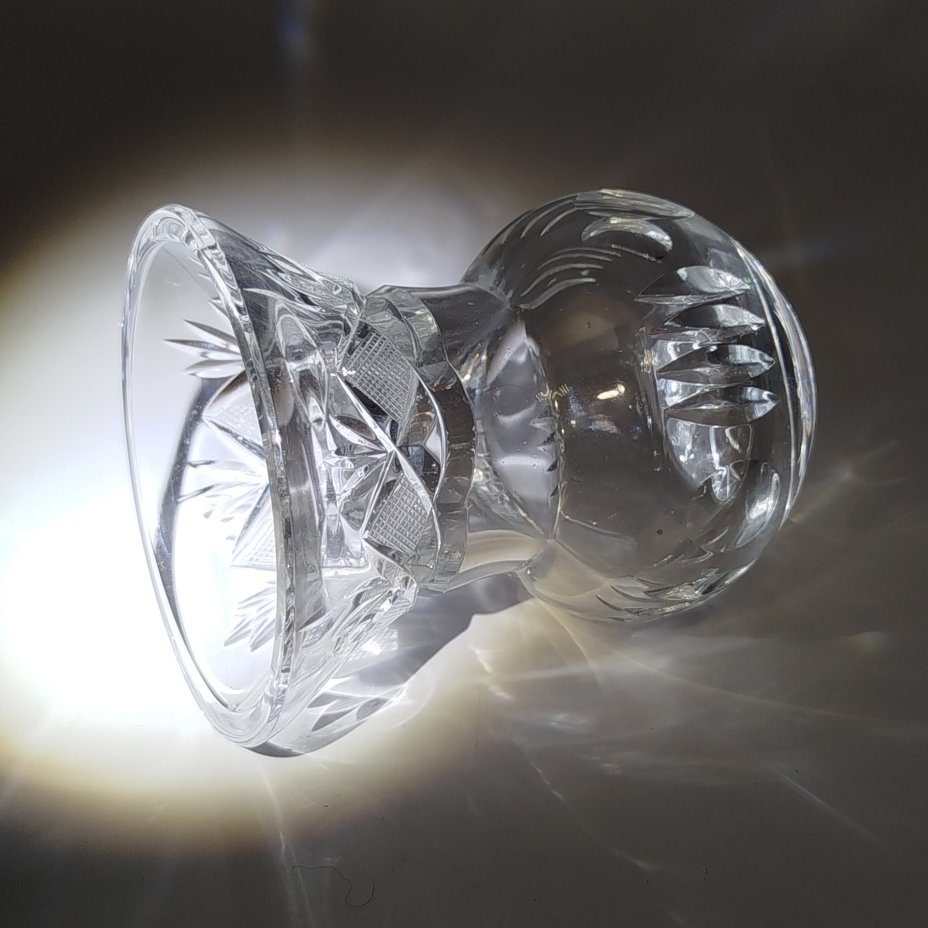 Вазочка для небольшого букета с резным геометрическим декором