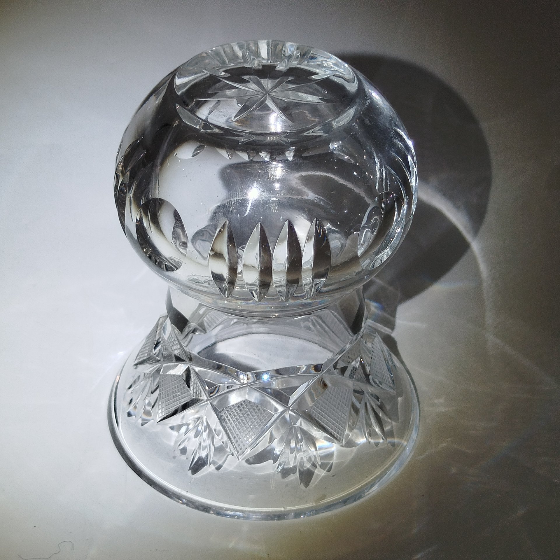 Вазочка для небольшого букета с резным геометрическим декором