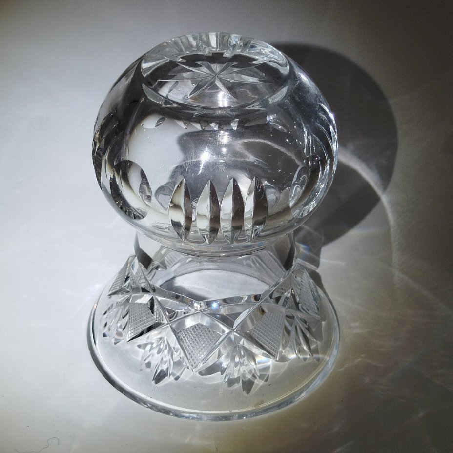 Вазочка для небольшого букета с резным геометрическим декором