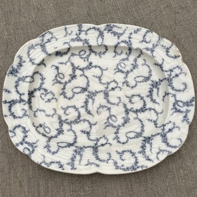 Блюдо с изображением цветочных гирлянд