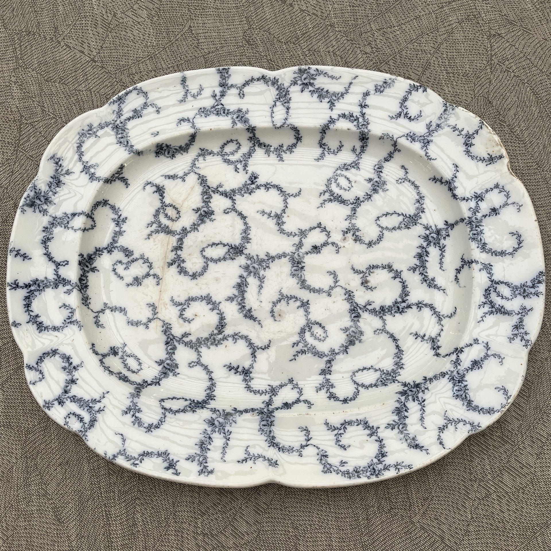 Блюдо с изображением цветочных гирлянд