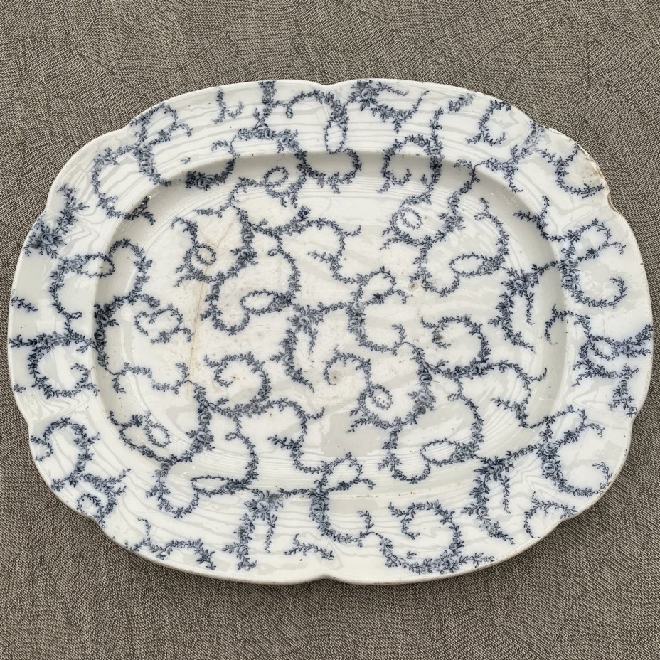 Блюдо с изображением цветочных гирлянд