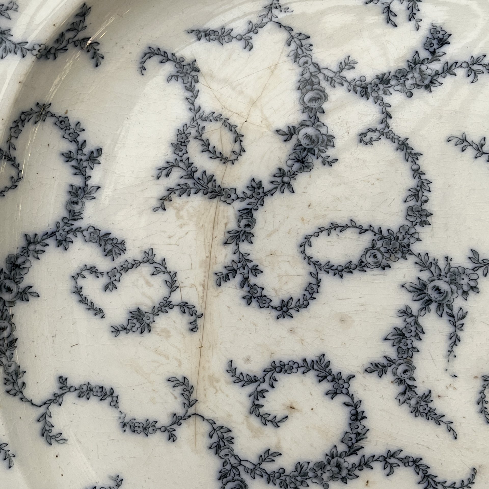 Блюдо с изображением цветочных гирлянд