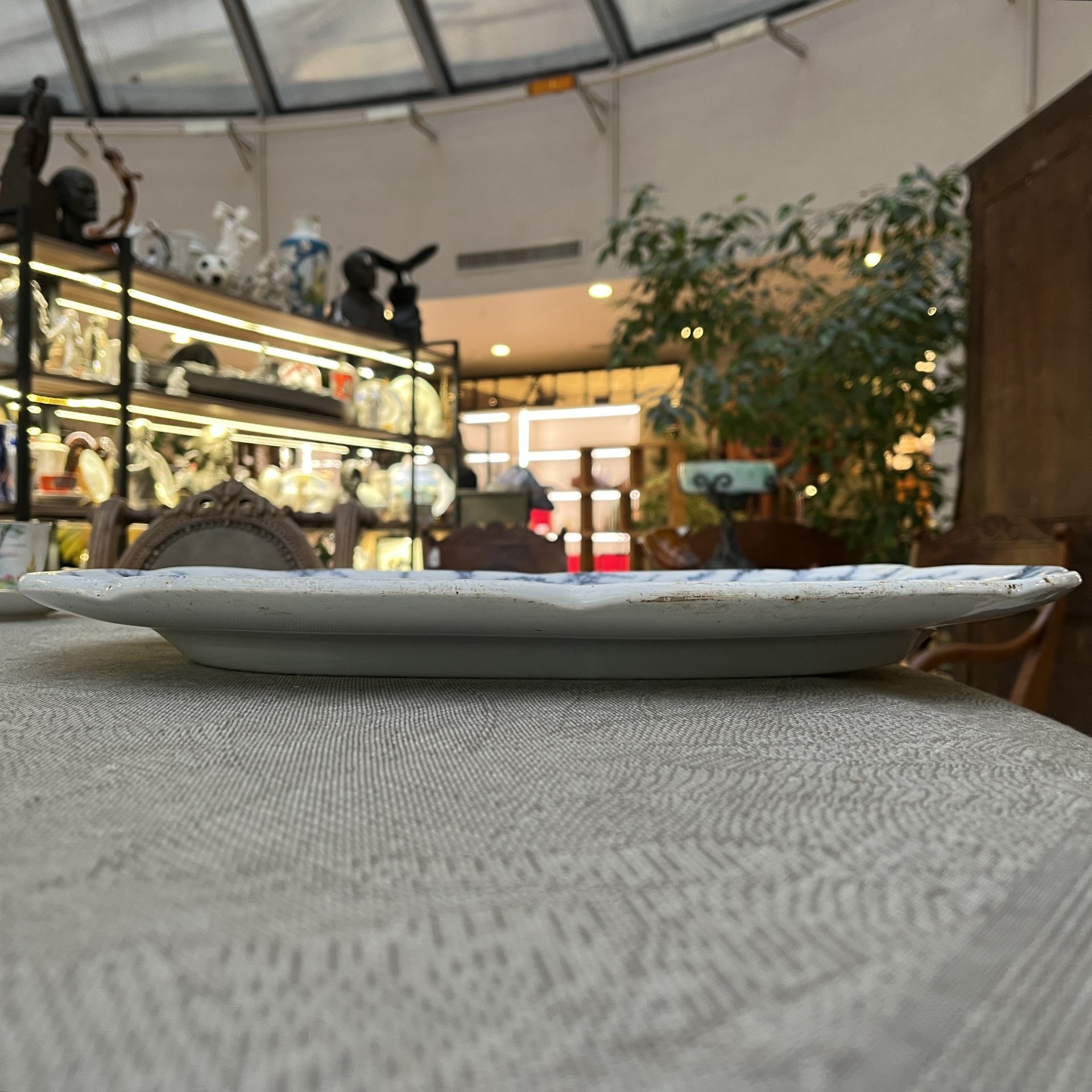 Блюдо с изображением цветочных гирлянд