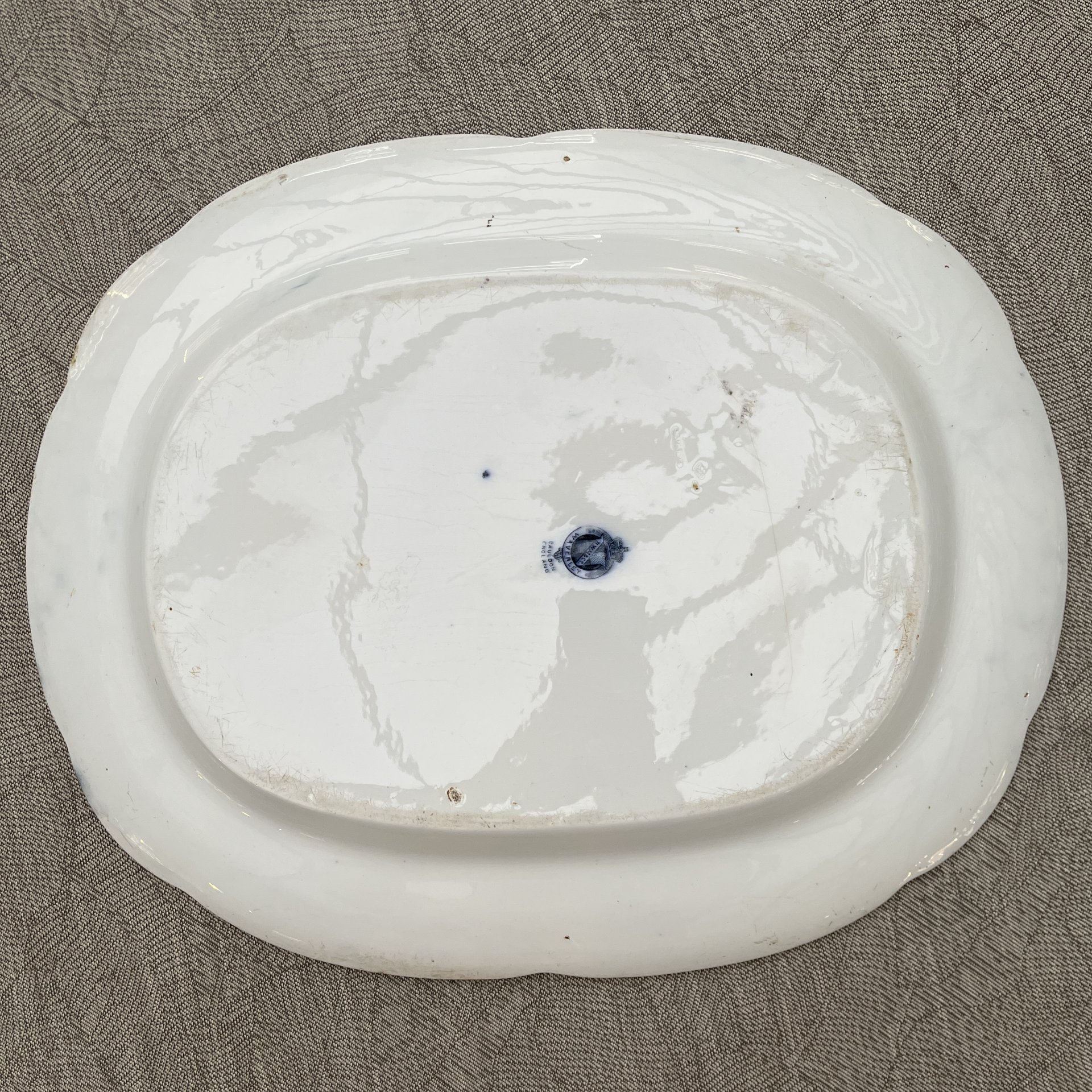 Блюдо с изображением цветочных гирлянд