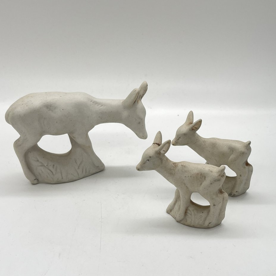 Набор керамических игрушек в виде оленихи и двух оленят, серия "Звери нашего леса", бисквит, Турыгинский фарфоровый завод артели «Художественная керамика» (Гжель), СССР, 1950-1960 гг.