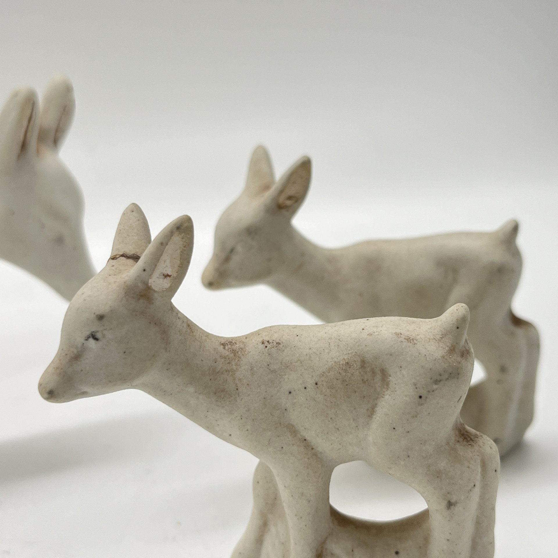 Набор керамических игрушек в виде оленихи и двух оленят, серия "Звери нашего леса", бисквит, Турыгинский фарфоровый завод артели «Художественная керамика» (Гжель), СССР, 1950-1960 гг.