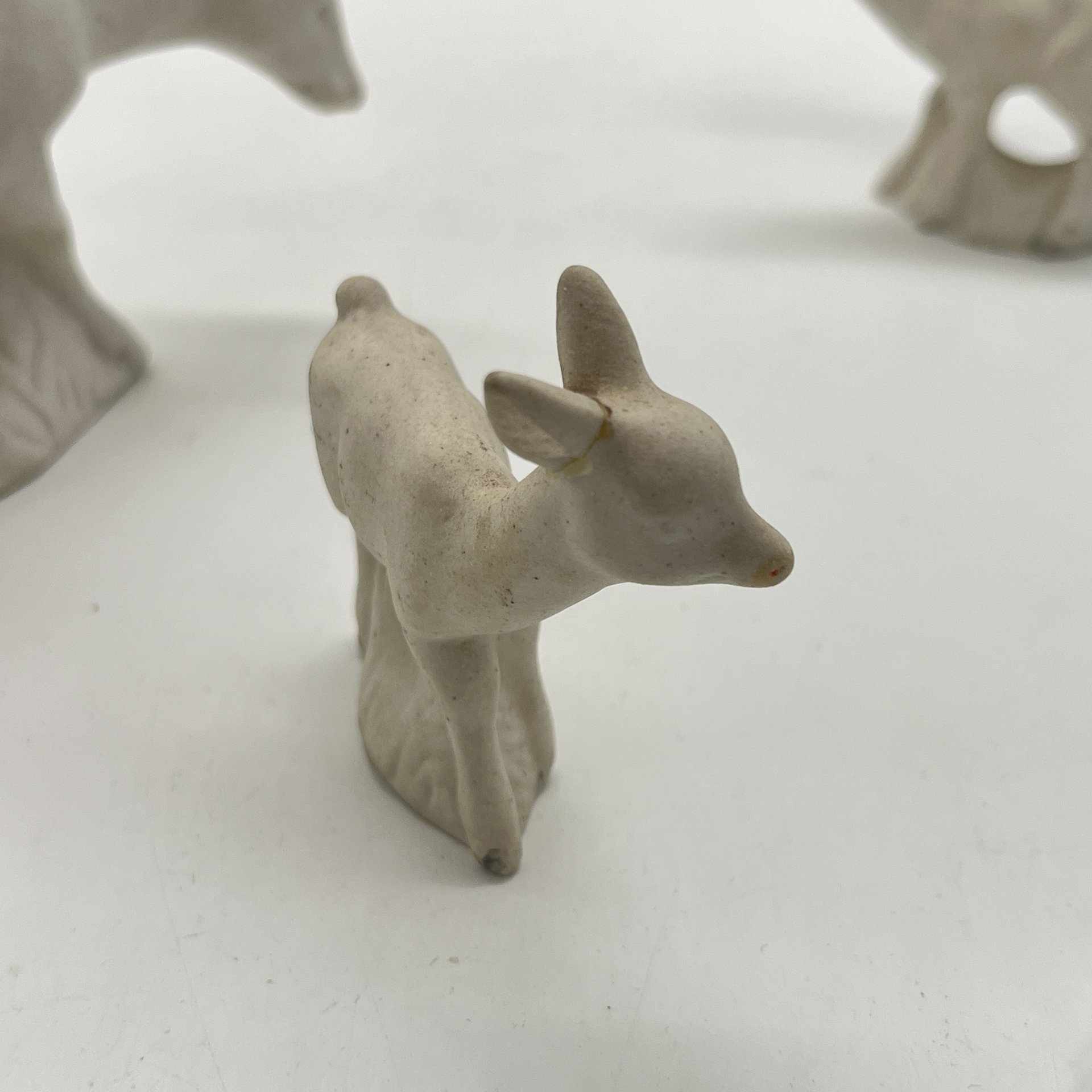 Набор керамических игрушек в виде оленихи и двух оленят, серия "Звери нашего леса", бисквит, Турыгинский фарфоровый завод артели «Художественная керамика» (Гжель), СССР, 1950-1960 гг.