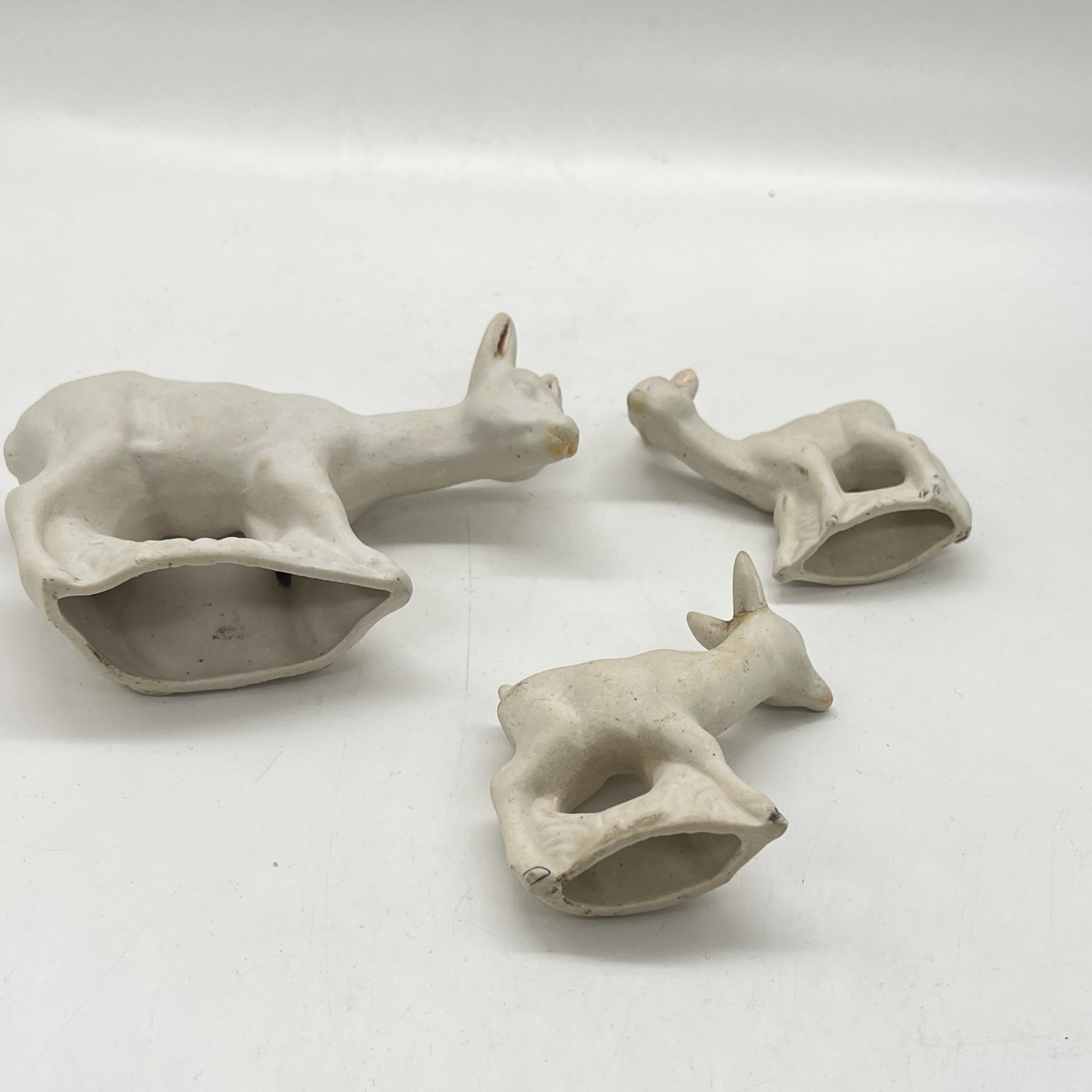 Набор керамических игрушек в виде оленихи и двух оленят, серия "Звери нашего леса", бисквит, Турыгинский фарфоровый завод артели «Художественная керамика» (Гжель), СССР, 1950-1960 гг.