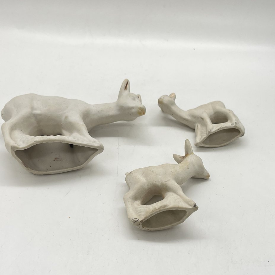 Набор керамических игрушек в виде оленихи и двух оленят, серия "Звери нашего леса", бисквит, Турыгинский фарфоровый завод артели «Художественная керамика» (Гжель), СССР, 1950-1960 гг.