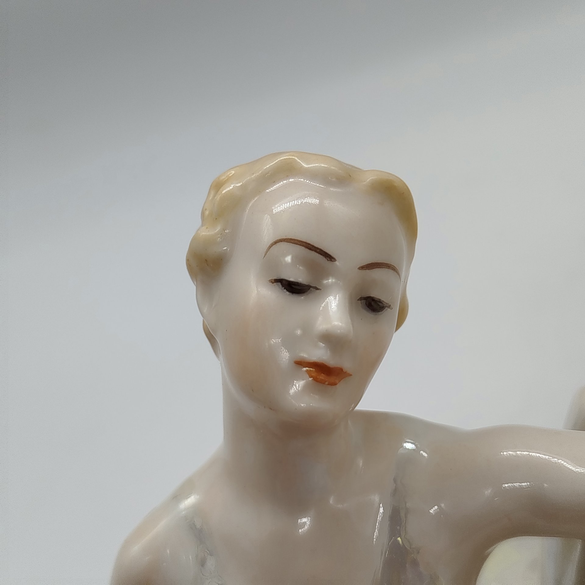 Статуэтка «Умирающий лебедь», скульптор Сычёв В.И., Ленинградский завод фарфоровых изделий (ЛЗФИ)