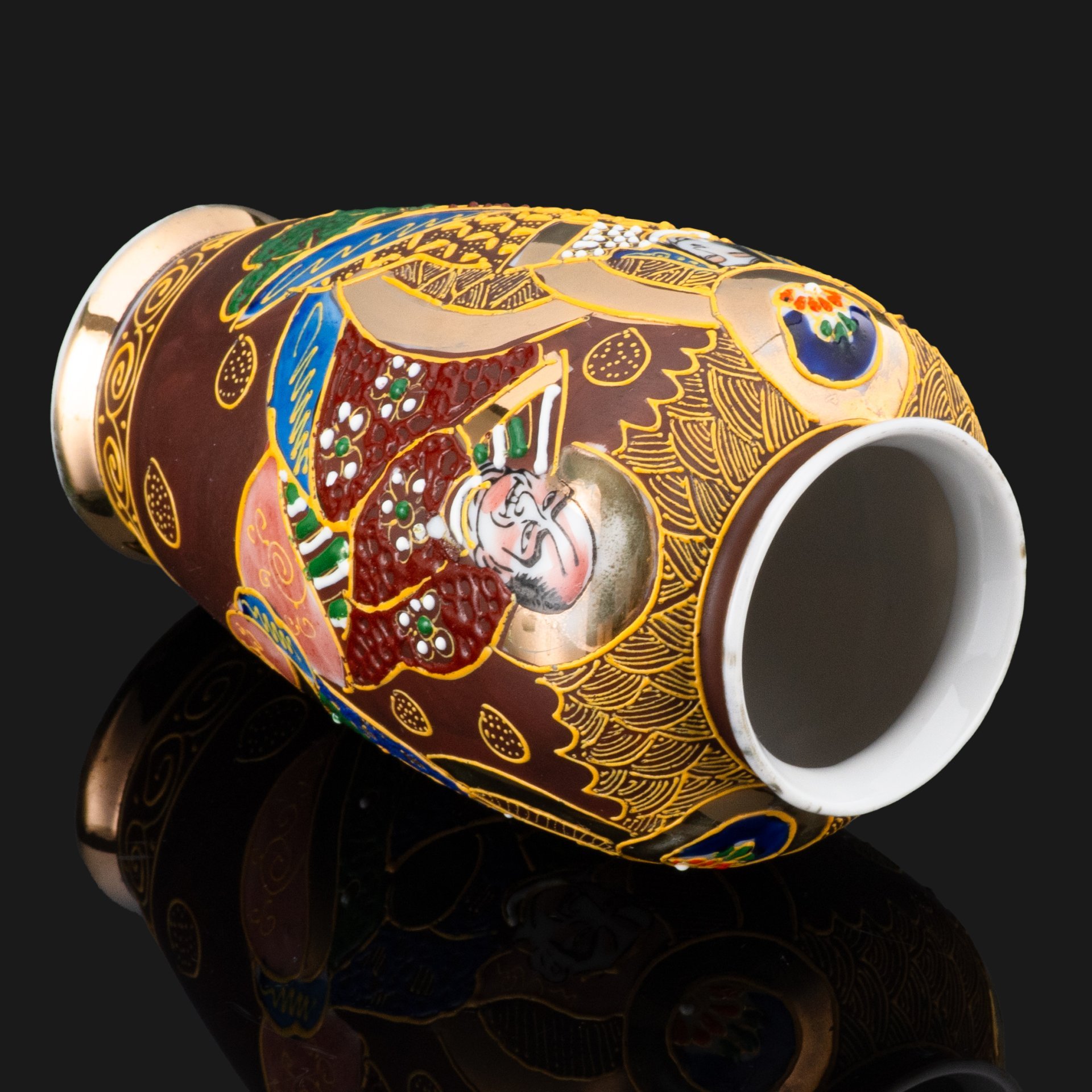 Ваза миниатюрная "Архаты", выполненная в стилистике Сацума (Satsuma), фарфор, роспись, золочение, Япония, 1980-1990 гг.