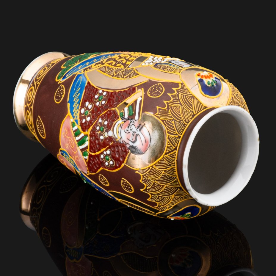 Ваза миниатюрная "Архаты", выполненная в стилистике Сацума (Satsuma), фарфор, роспись, золочение, Япония, 1980-1990 гг.