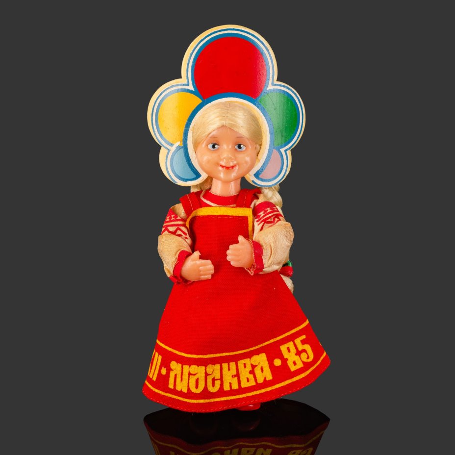 Кукла сувенирная "Катюша", автор М. Веременко (талисман 12 Всемирного фестиваля молодежи и студентов в Москве), пластик, текстиль, искусственные волосы, роспись, СССР, 1985 г.
