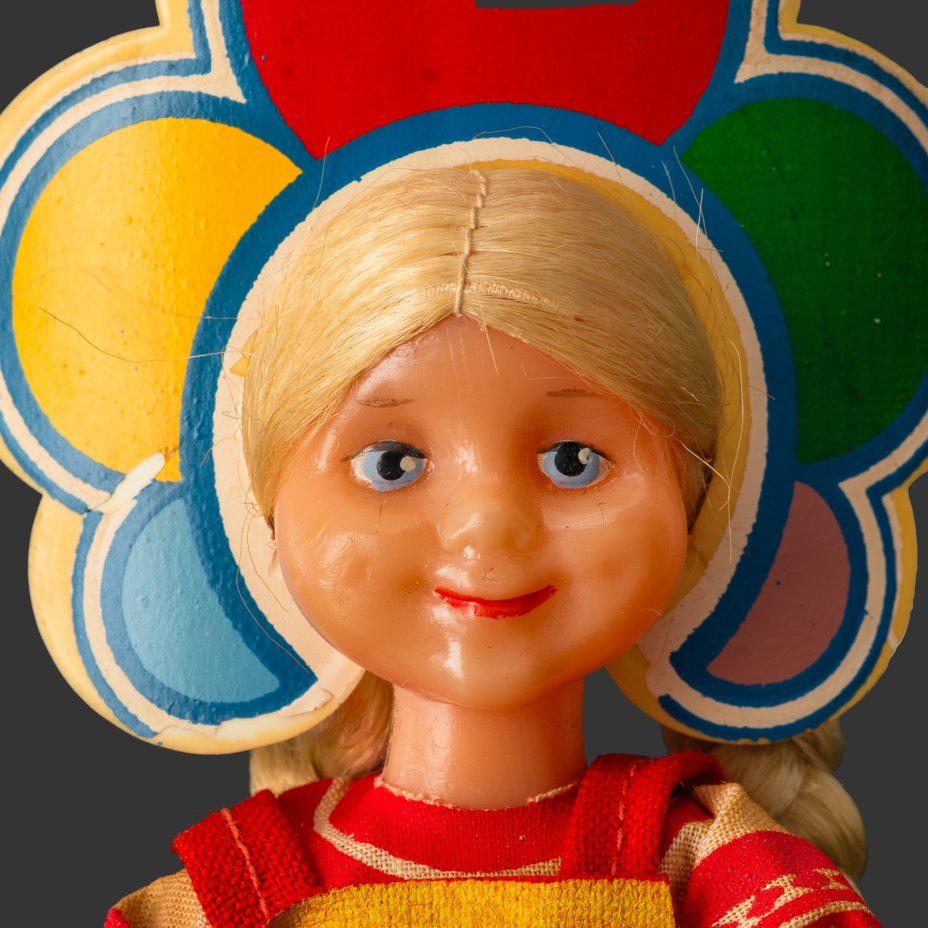 Кукла сувенирная "Катюша", автор М. Веременко (талисман 12 Всемирного фестиваля молодежи и студентов в Москве)