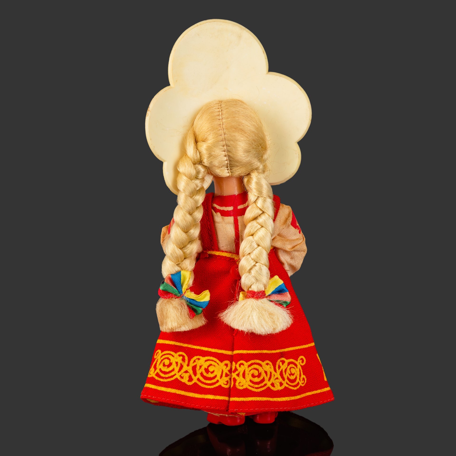 Кукла сувенирная "Катюша", автор М. Веременко (талисман 12 Всемирного фестиваля молодежи и студентов в Москве), пластик, текстиль, искусственные волосы, роспись, СССР, 1985 г.