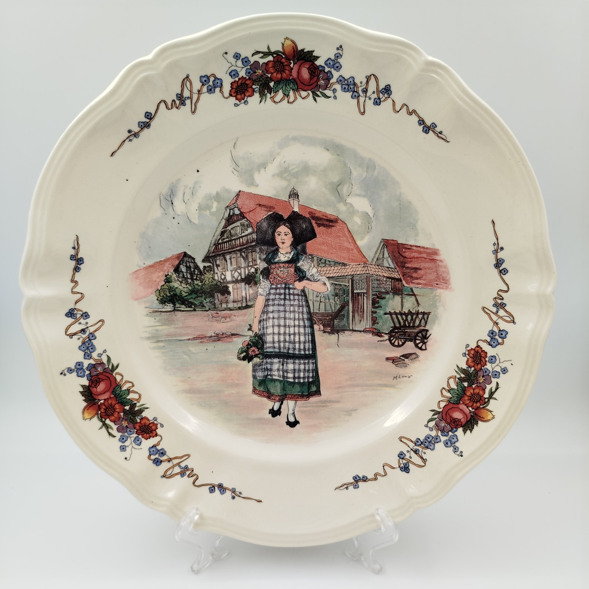 Блюдо декоративное с изображением девушки в национальном костюме, фаянс, деколь, Sarreguemines (Саргемин), Франция, 1974-2000 гг.