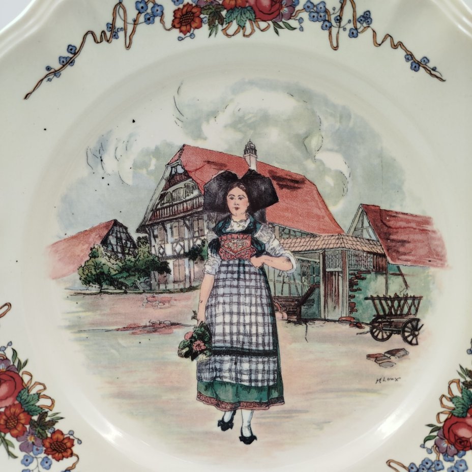 Блюдо декоративное с изображением девушки в национальном костюме, фаянс, деколь, Sarreguemines (Саргемин), Франция, 1974-2000 гг.