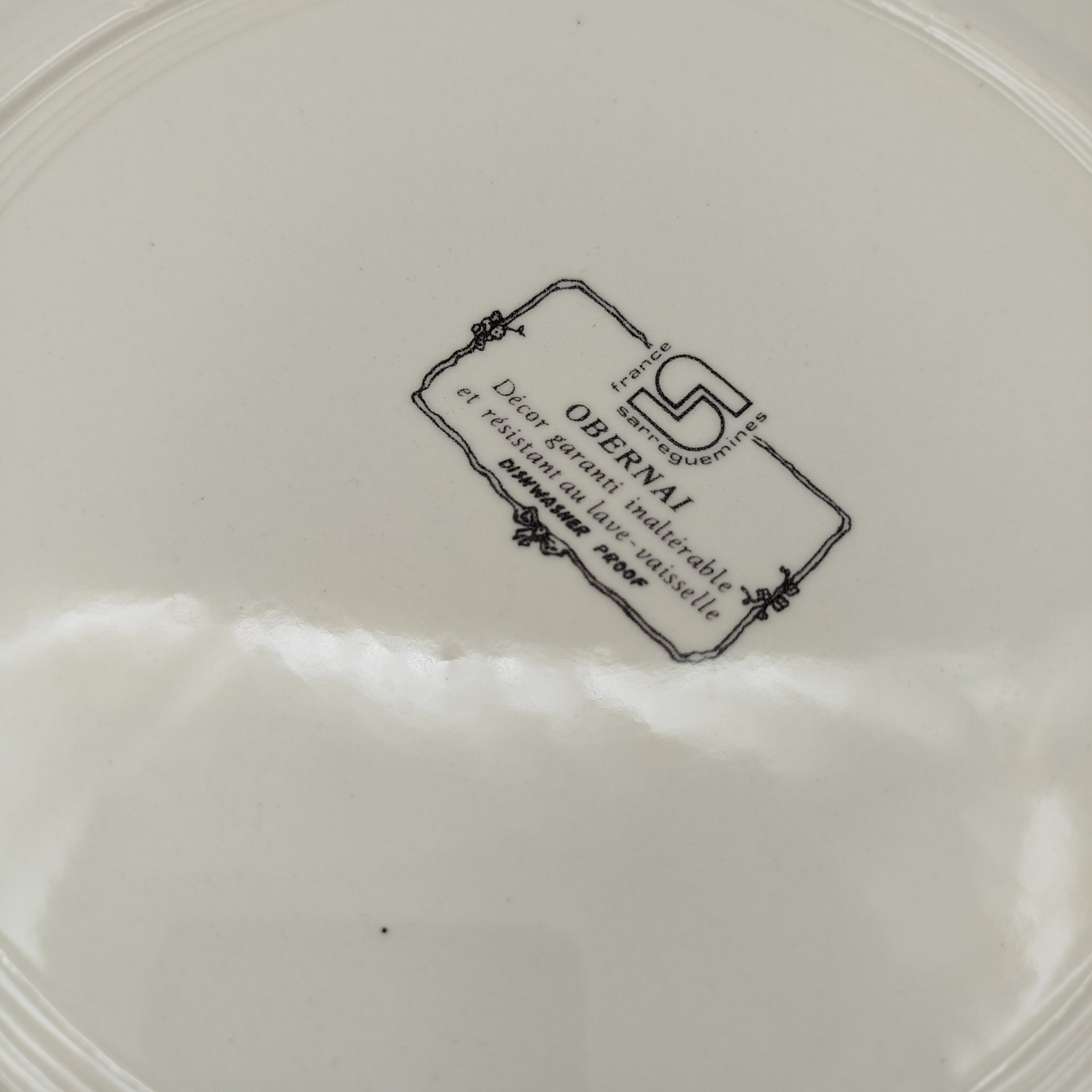 Блюдо декоративное с изображением девушки в национальном костюме, фаянс, деколь, Sarreguemines (Саргемин), Франция, 1974-2000 гг.