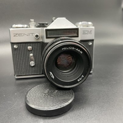 Фотоаппарат "Зенит-EM" с объективом "Гелиос-44М" в оригинальном кофре (красивый серийный номер), Красногорский механический завод (КМЗ)