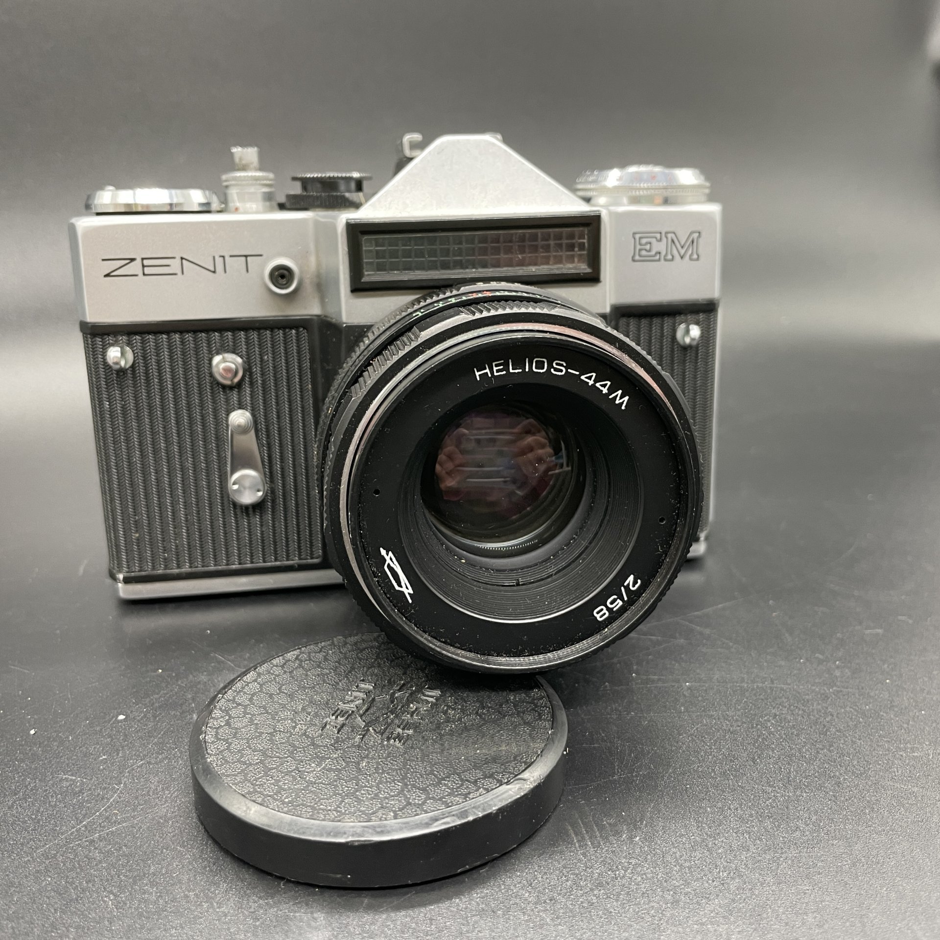 Фотоаппарат "Зенит-EM" с объективом "Гелиос-44М" в оригинальном кофре (красивый серийный номер), Красногорский механический завод (КМЗ)