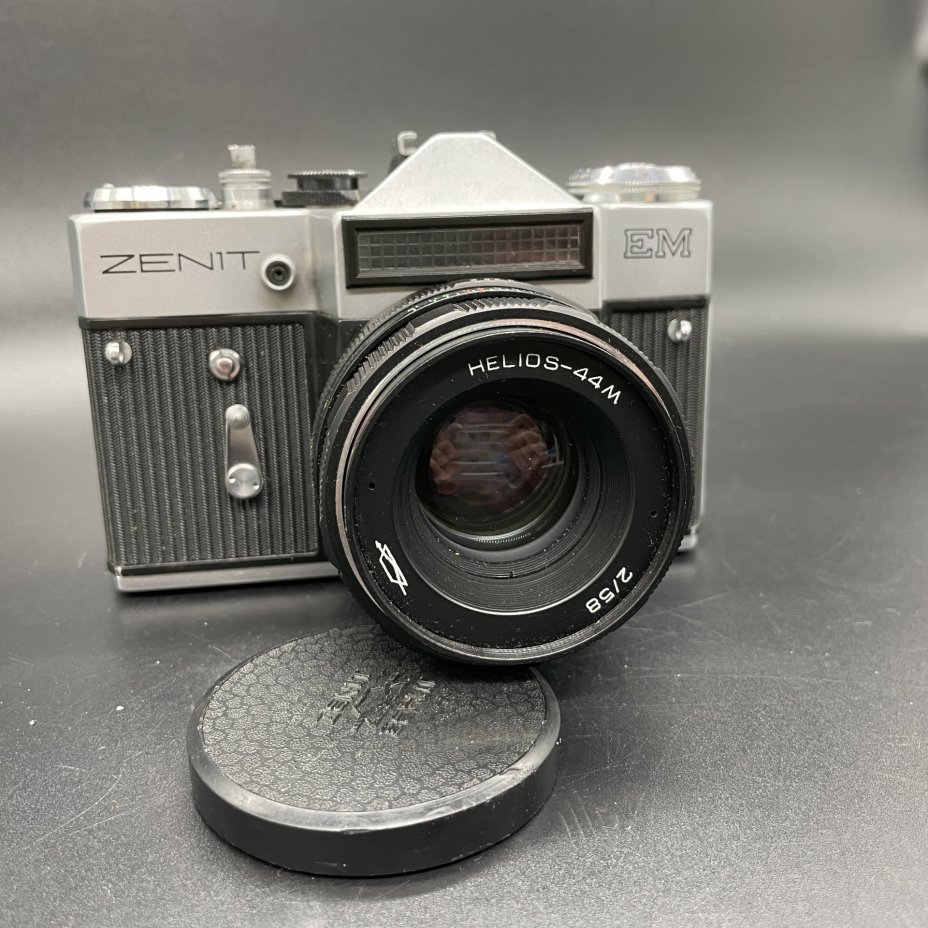 Фотоаппарат "Зенит-EM" с объективом "Гелиос-44М" в оригинальном кофре (красивый серийный номер), Красногорский механический завод (КМЗ)