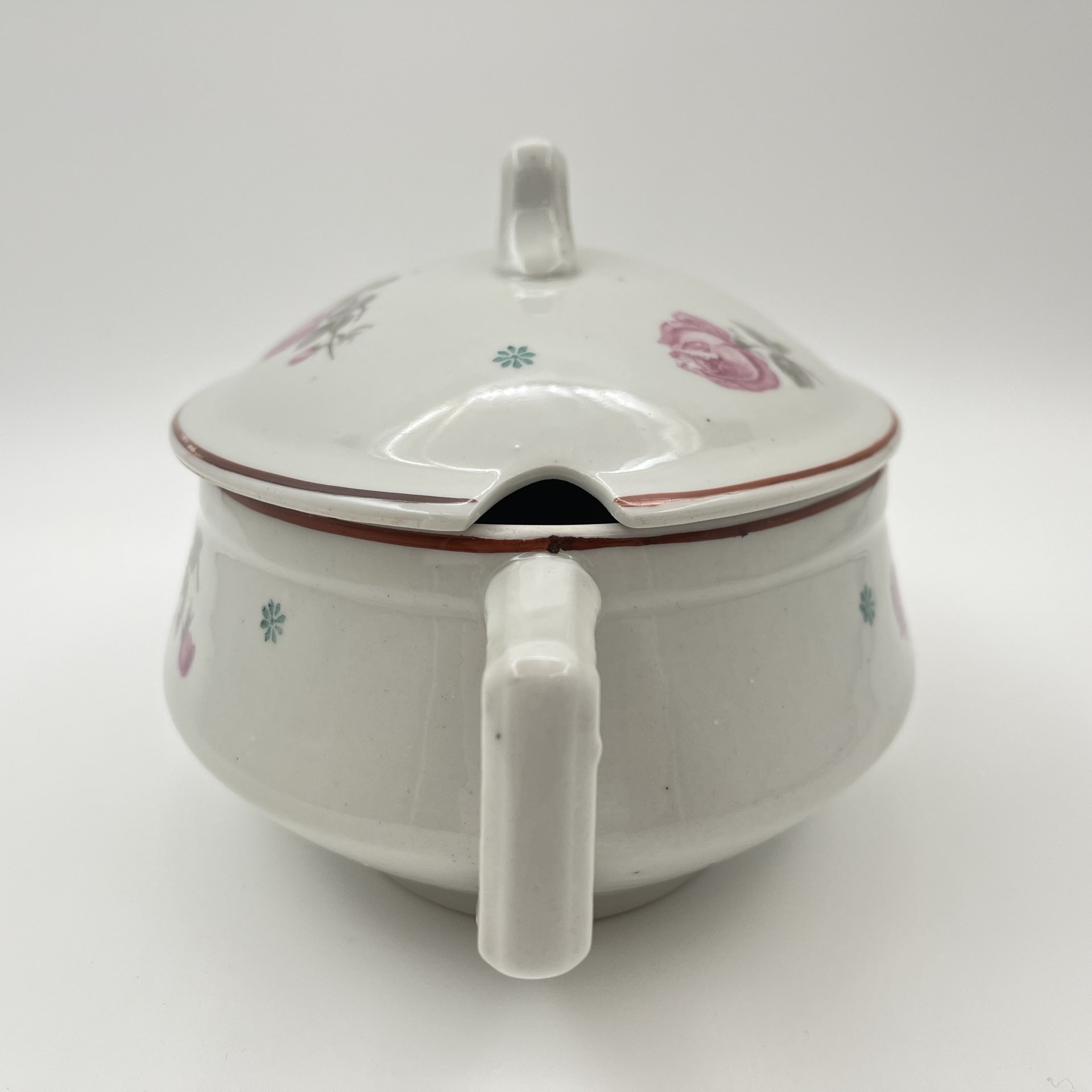 Террина (для горячих блюд) с декором в виде роз, фаянс, деколь, обводка, Дулевский фарфоровый завод (Дулёво), СССР, 1926-1931 гг.