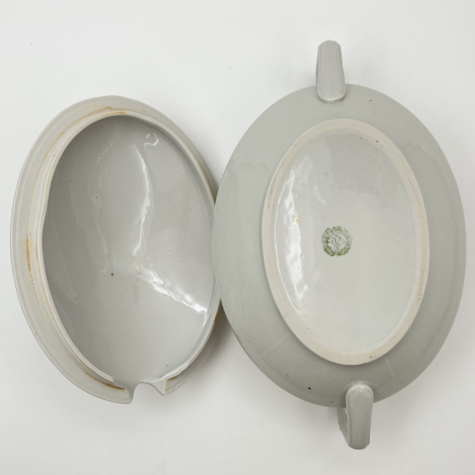 Террина (для горячих блюд) с декором в виде роз, фаянс, деколь, обводка, Дулевский фарфоровый завод (Дулёво), СССР, 1926-1931 гг.