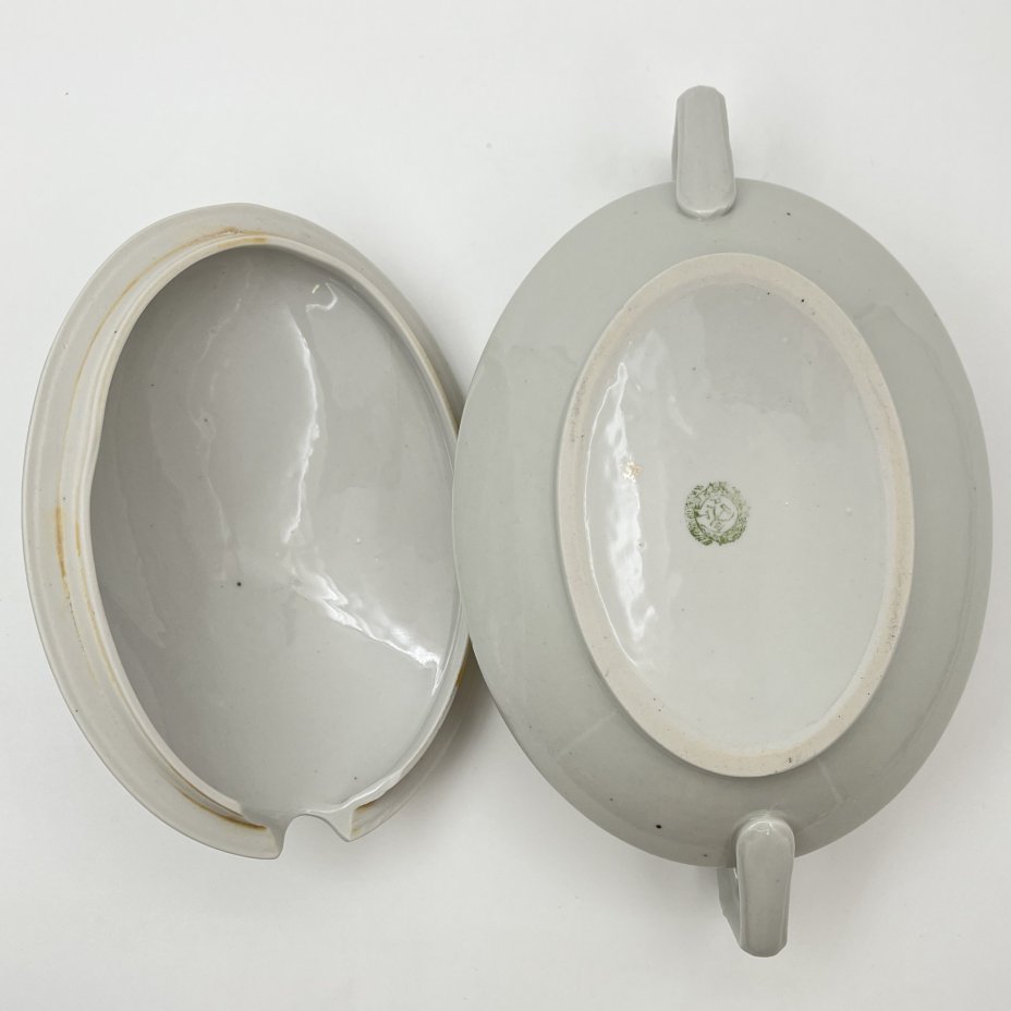 Террина (для горячих блюд) с декором в виде роз, фаянс, деколь, обводка, Дулевский фарфоровый завод (Дулёво), СССР, 1926-1931 гг.