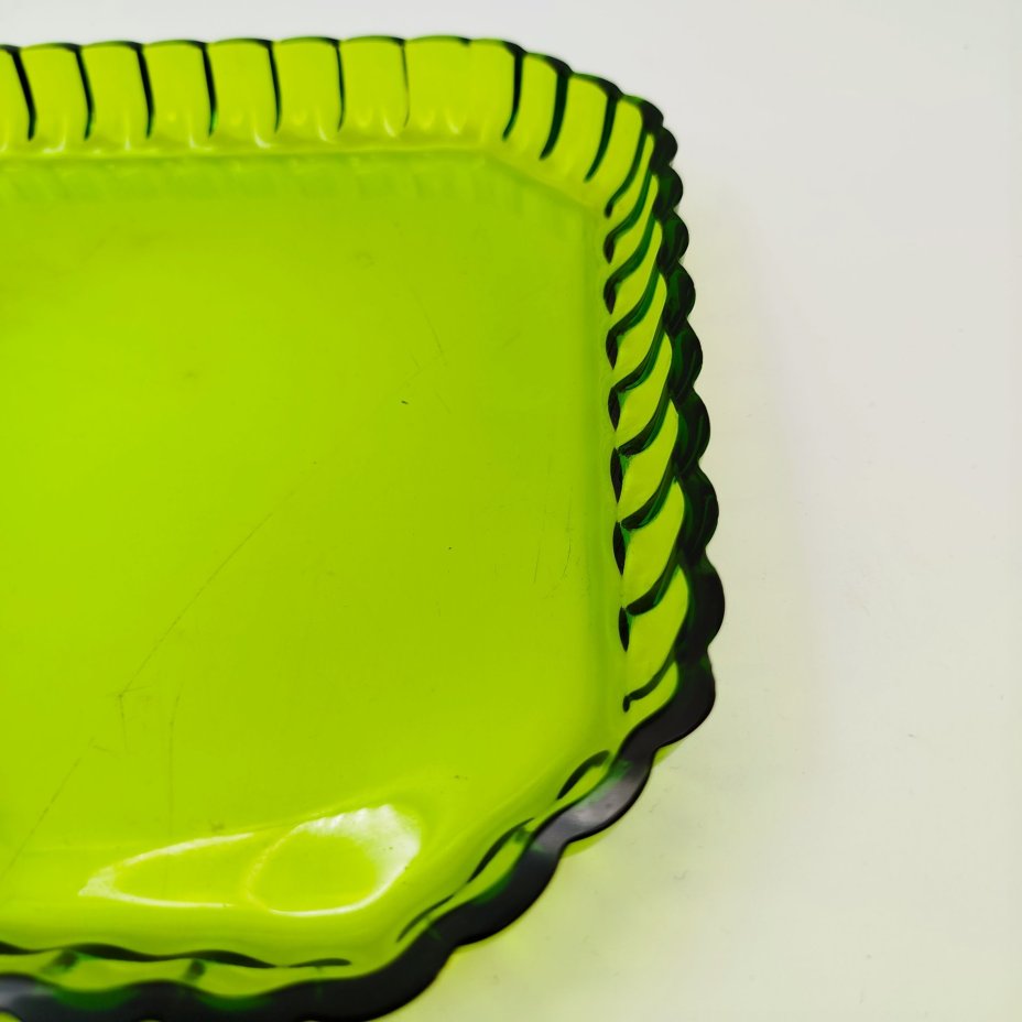 Поднос (блюдо) зеленого цвета