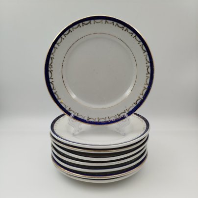 Набор из восьми десертных (закусочных) тарелок с орнаментальной каймой, клеймо «Новгубфарфор», фарфор, обводка, золочение, Завод «Красный фарфорист» (Чудово, Грузинская фарфорово-фаянсовая фабрика), СССР, 1923-1927 гг.