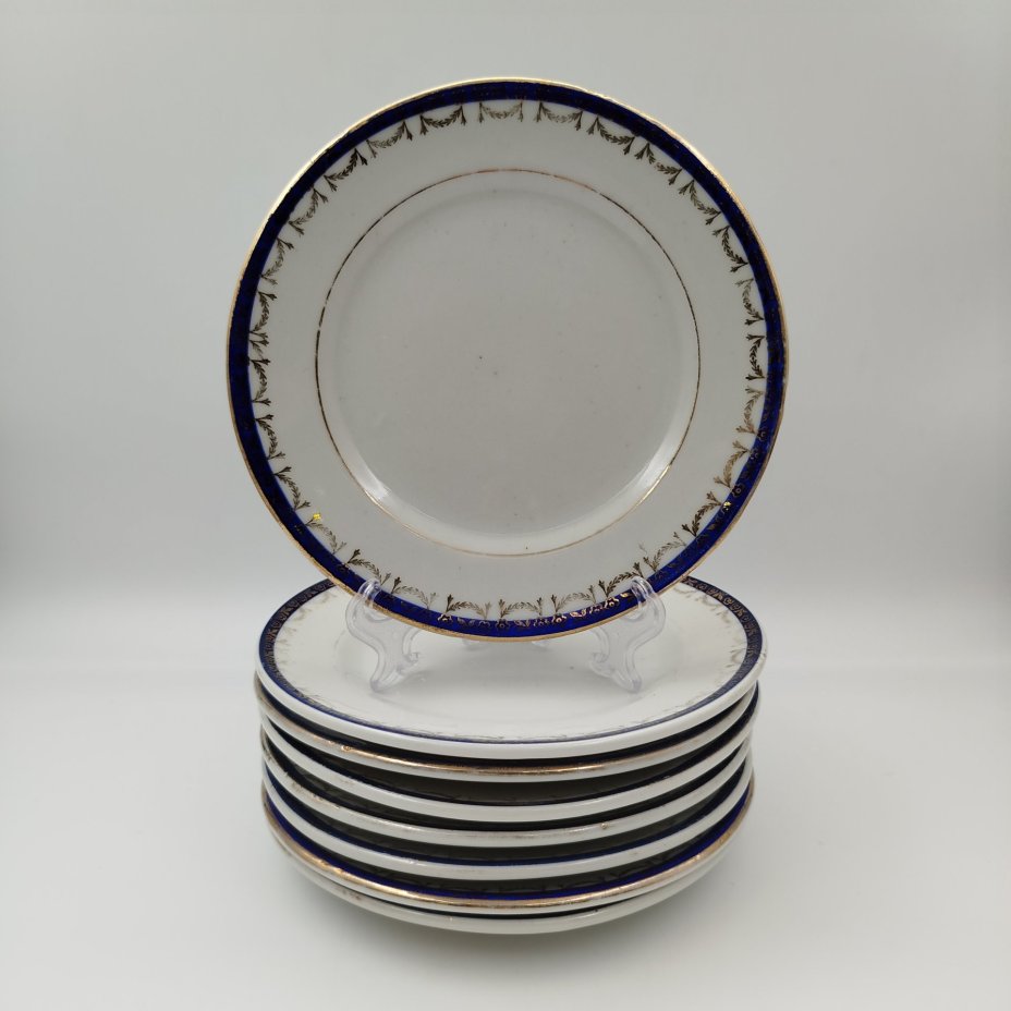 Набор из восьми десертных (закусочных) тарелок с орнаментальной каймой, клеймо «Новгубфарфор», фарфор, обводка, золочение, Завод «Красный фарфорист» (Чудово, Грузинская фарфорово-фаянсовая фабрика), СССР, 1923-1927 гг.