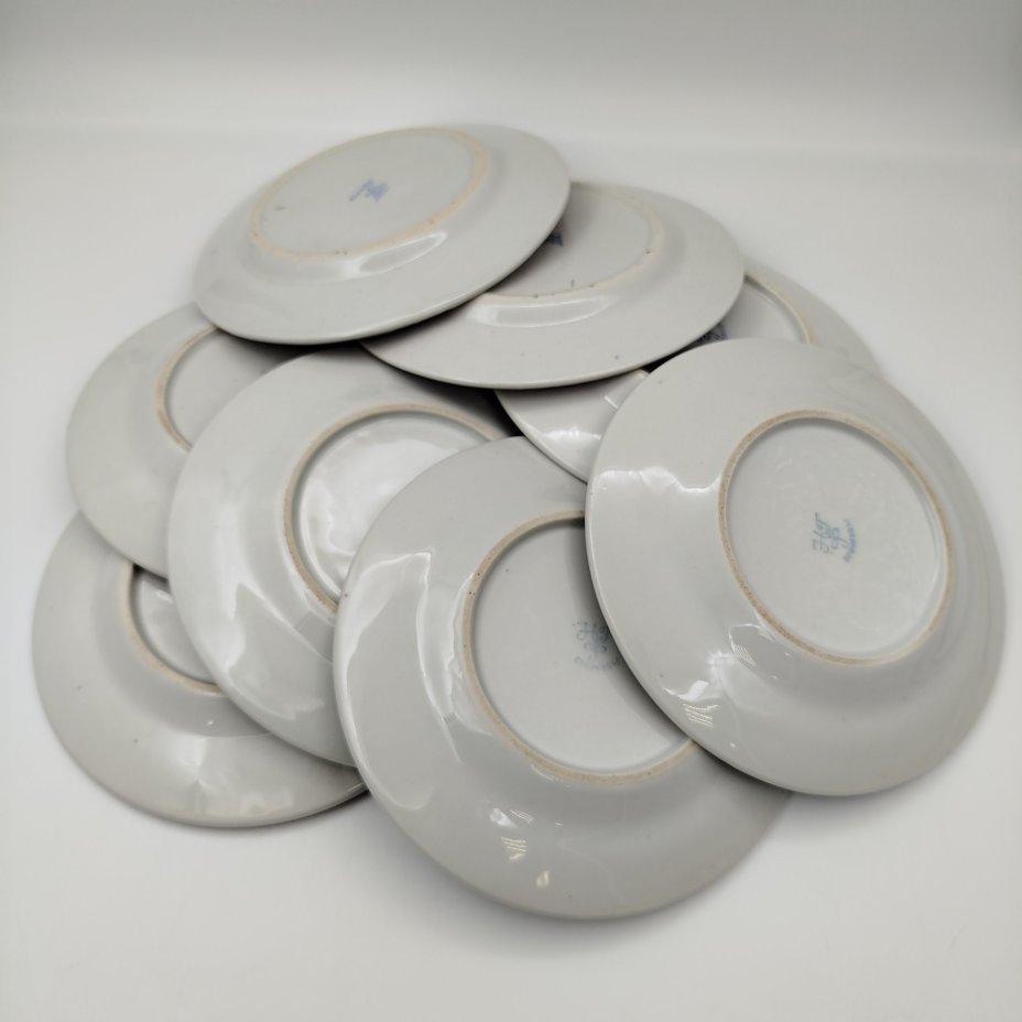 Набор из восьми десертных (закусочных) тарелок с орнаментальной каймой, клеймо «Новгубфарфор», фарфор, обводка, золочение, Завод «Красный фарфорист» (Чудово, Грузинская фарфорово-фаянсовая фабрика), СССР, 1923-1927 гг.