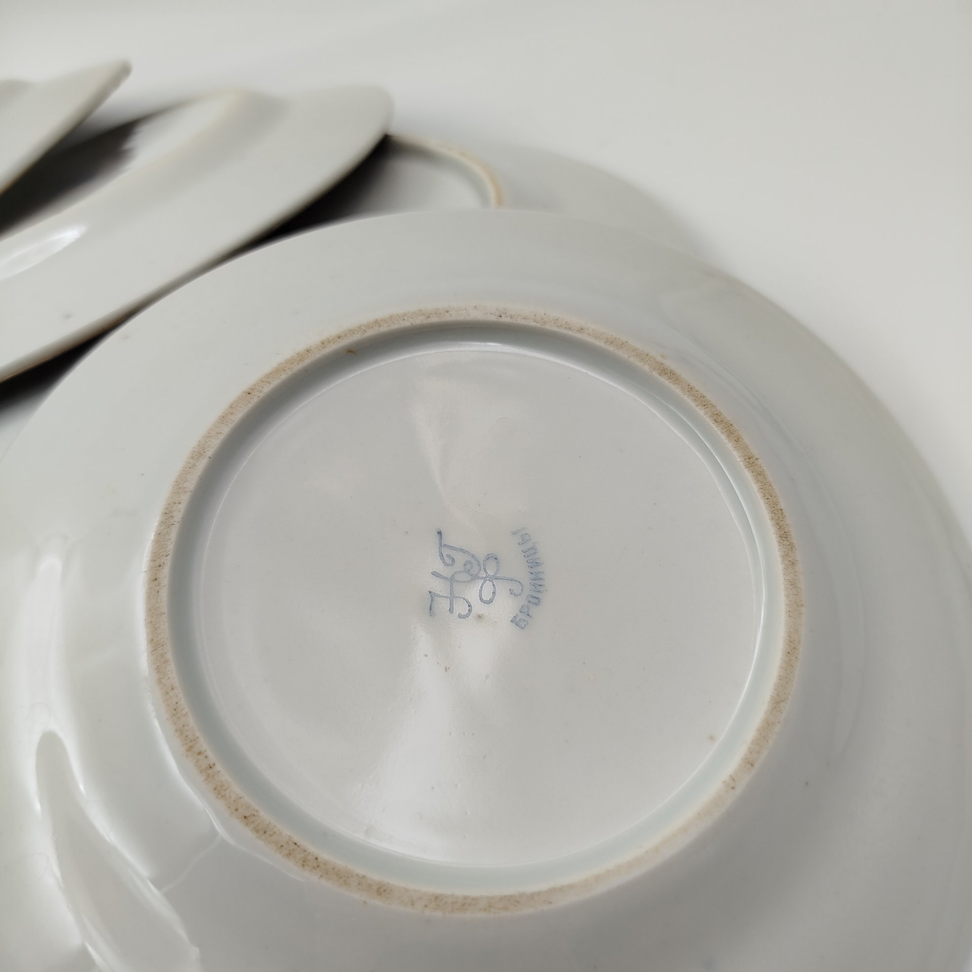 Набор из восьми десертных (закусочных) тарелок с орнаментальной каймой, клеймо «Новгубфарфор», фарфор, обводка, золочение, Завод «Красный фарфорист» (Чудово, Грузинская фарфорово-фаянсовая фабрика), СССР, 1923-1927 гг.