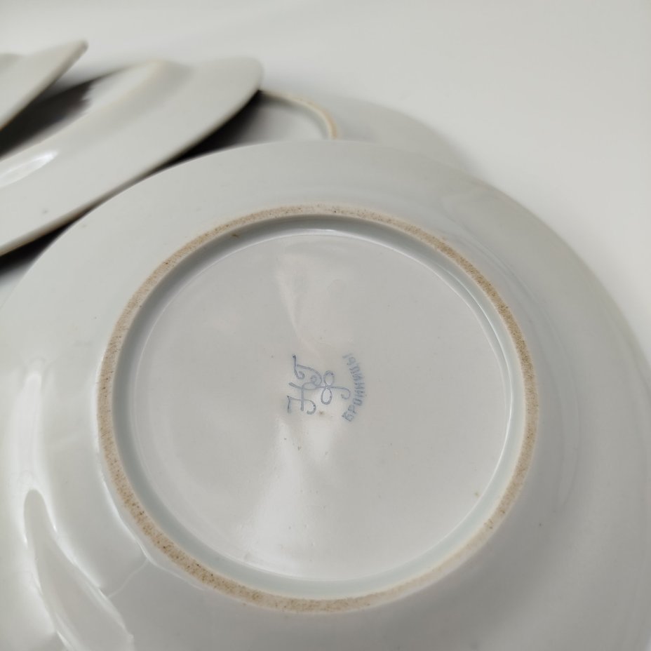 Набор из восьми десертных (закусочных) тарелок с орнаментальной каймой, клеймо «Новгубфарфор», фарфор, обводка, золочение, Завод «Красный фарфорист» (Чудово, Грузинская фарфорово-фаянсовая фабрика), СССР, 1923-1927 гг.