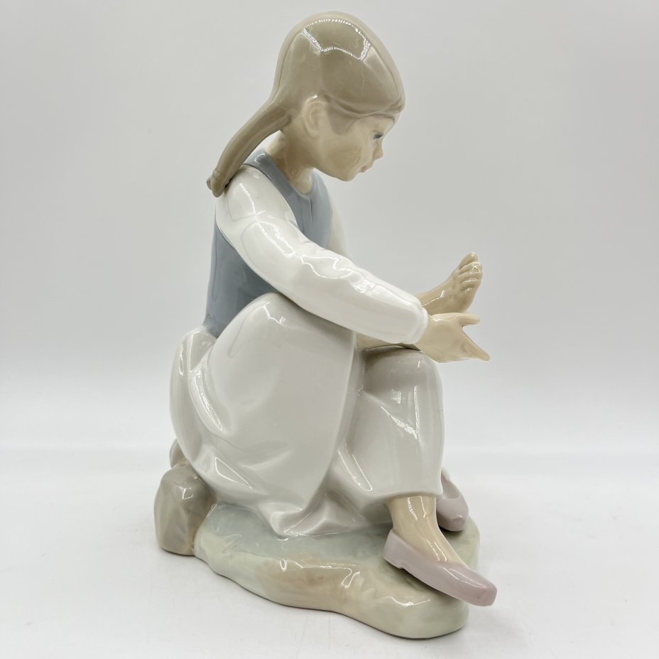 Статуэтка "Девочка, осматривающая ногу", в стилистике Lladro