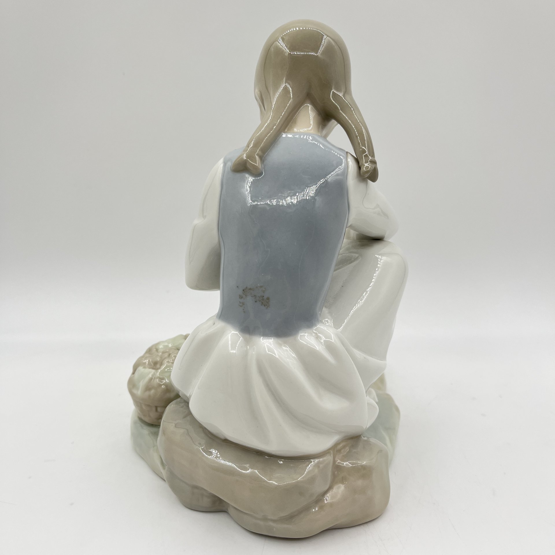Статуэтка "Девочка, осматривающая ногу", в стилистике Lladro
