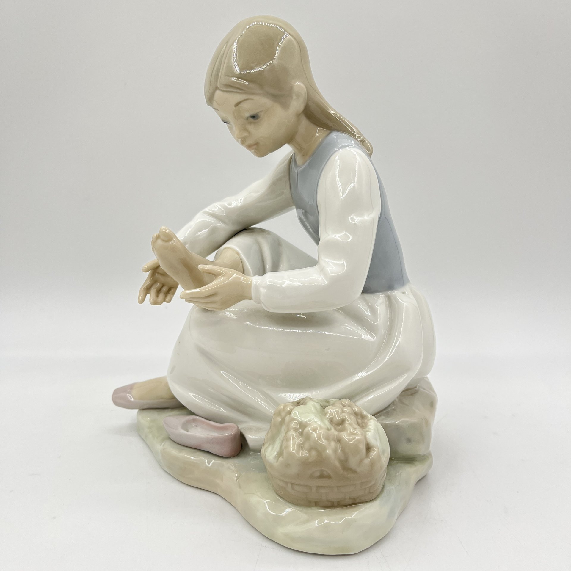 Статуэтка "Девочка, осматривающая ногу", в стилистике Lladro